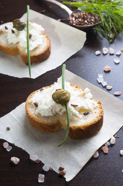 Sandwiches con requesón y alcaparras —  Fotos de Stock