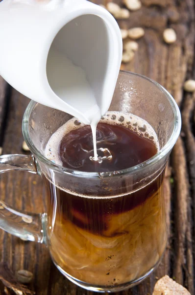Kaffekopp och en hälla mjölk — Stockfoto