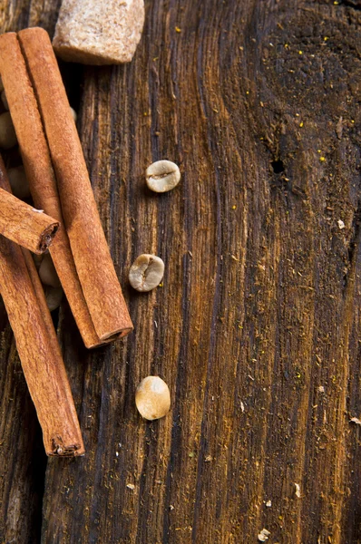 Kaffebönor, kanel och brunt socker — Stockfoto