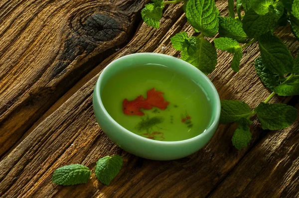 Zelený Máta Čaj Bylinné Medicíny Máta Větev Dřevěném Pozadí — Stock fotografie