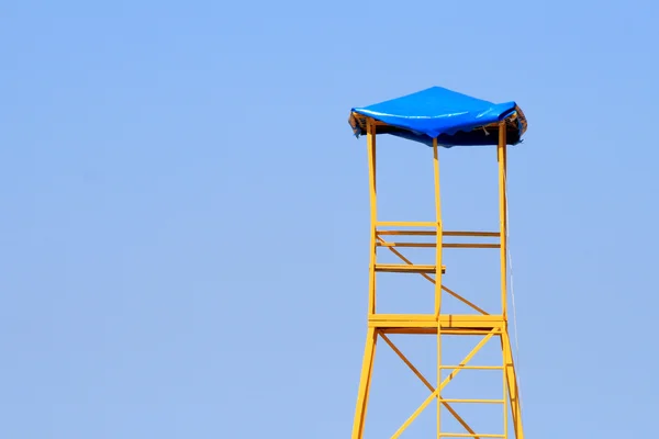 Lifeguard tower among clear blue sky — Stock Photo, Image