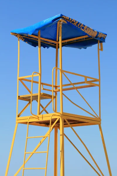 Plavčík věž mezi jasné modré oblohy — Stock fotografie
