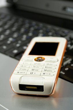 Dizüstü bilgisayarda cep telefonu