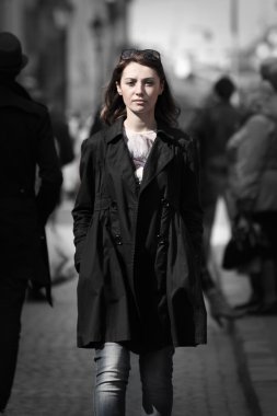 insan rush şehir arasında genç bir kadın