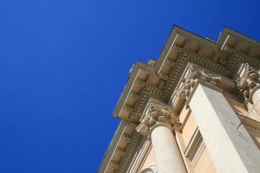 Mavi gökyüzü arka plan içeren sütunlar