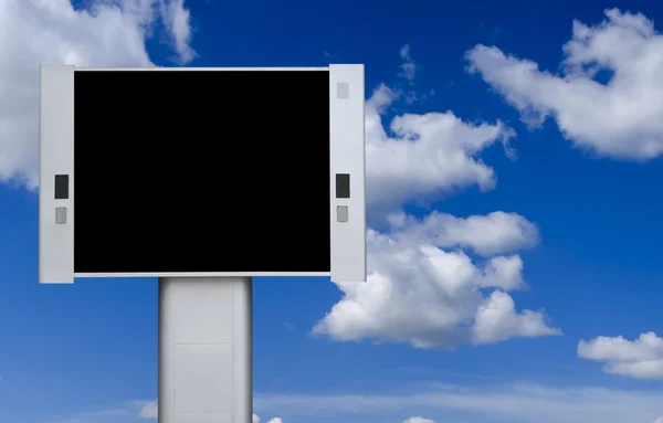 Puste billboard wśród błękitne niebo — Zdjęcie stockowe