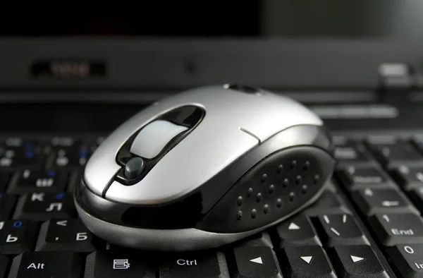ノート パソコンのキーボードにマウス — ストック写真