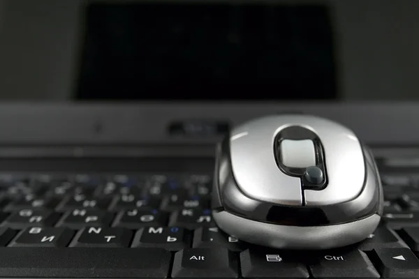 Souris sur un clavier d'ordinateur portable — Photo