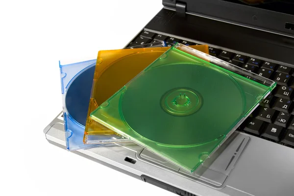 Farbige CD auf einem Laptop — Stockfoto
