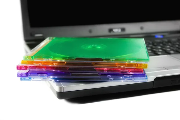 便携式计算机上的彩色的 cd — 图库照片