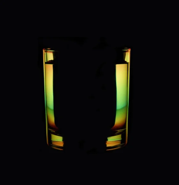 Arka ışık siyah arka plan üzerinde renkli cam — Stok fotoğraf