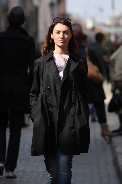 Mujer joven entre las prisas humanas en la ciudad —  Fotos de Stock
