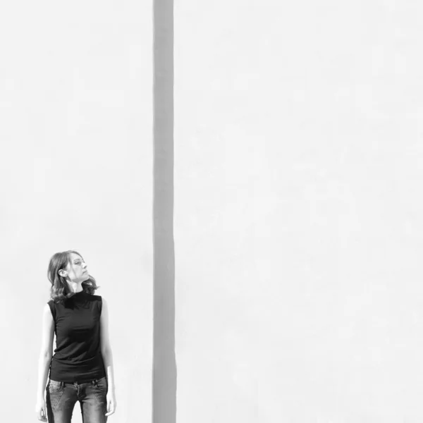 Chica cerca de la pared - un montón de espacio libre — Foto de Stock