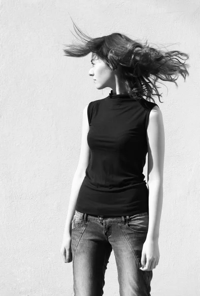 Ritratti di moda di un modello con capelli tremanti impressionante — Foto Stock