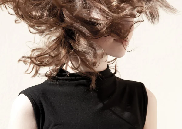 Retratos de moda de um modelo com cabelo tremendo impressionante — Fotografia de Stock