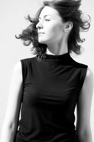 Retratos de moda de una modelo con el pelo tembloroso impresionante —  Fotos de Stock