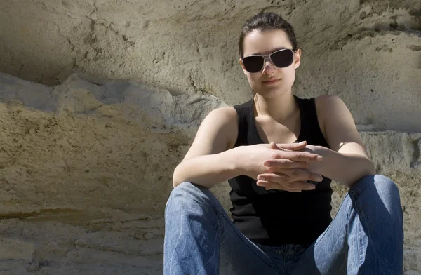 Modelo sentado en las rocas. Estilo urbano —  Fotos de Stock