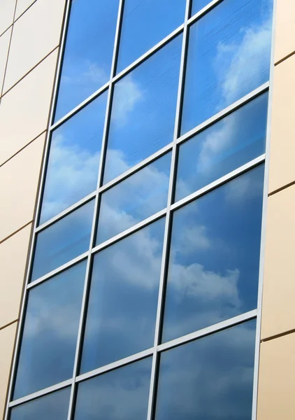 Reflexão de nuvens — Fotografia de Stock