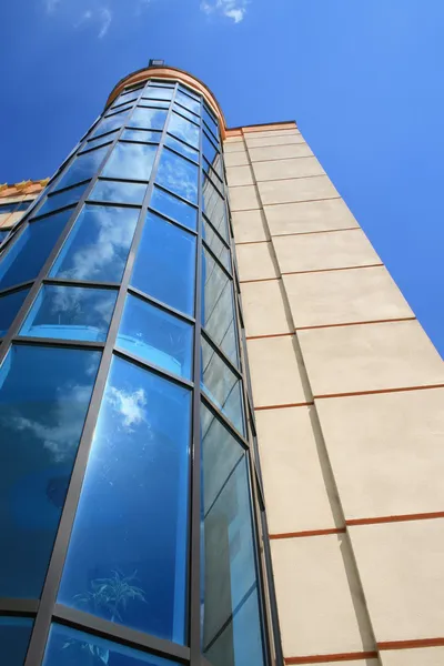 Edificio moderno - hotel con nuvole che si riflettono nelle sue finestre — Foto Stock