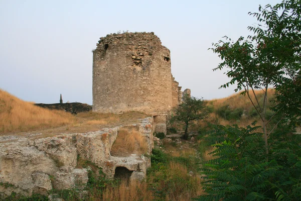 Ősi romjai tégla torony során naplemente. — Stock Fotó