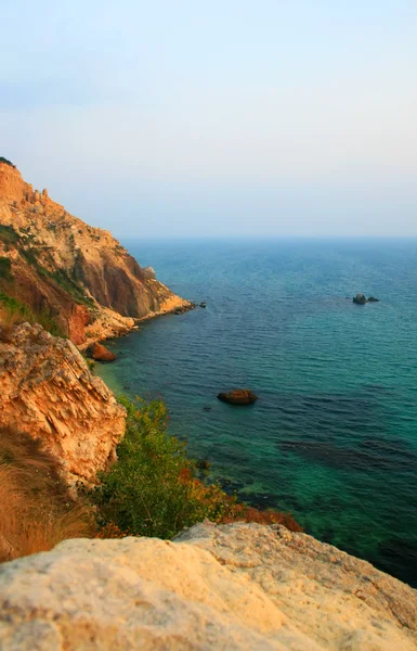 Θάλασσα με την βραχώδη παραλία στο ηλιοβασίλεμα — Φωτογραφία Αρχείου