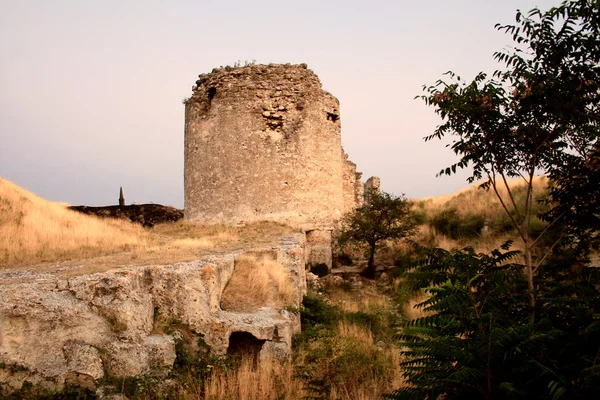 Ősi romjai tégla torony során naplemente. — Stock Fotó