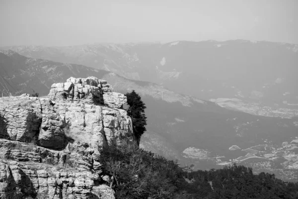 Sommet de la montagne avec forêt verte au-dessus — Photo