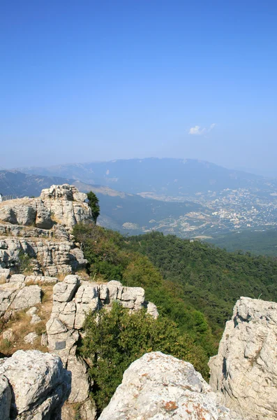 Sommet de la montagne avec forêt verte au-dessus — Photo