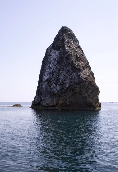 Rocas y mar sin fin con cielo azul claro —  Fotos de Stock