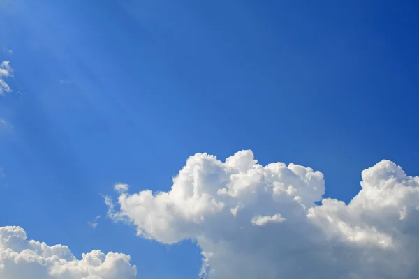 Ηλιόλουστα σύννεφα με ακτίνες φωτός — Φωτογραφία Αρχείου