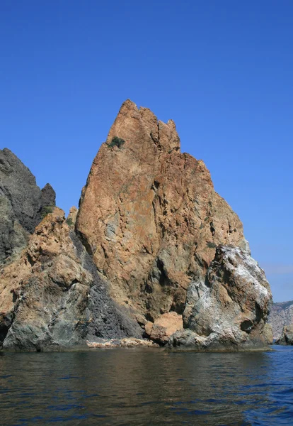 Montagna su una costa rocciosa.Vista dal mare. — Foto Stock