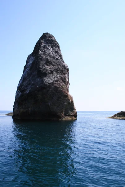 Kayalar ve sonsuz deniz berrak mavi gökyüzü — Stok fotoğraf