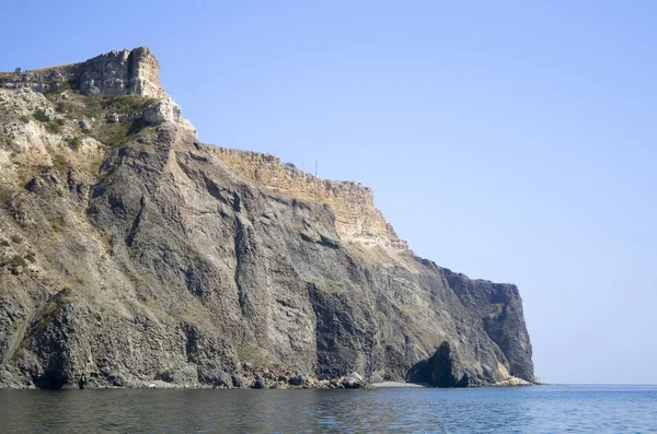 Montaña en una costa rocosa. Vista desde el mar. — Foto de Stock