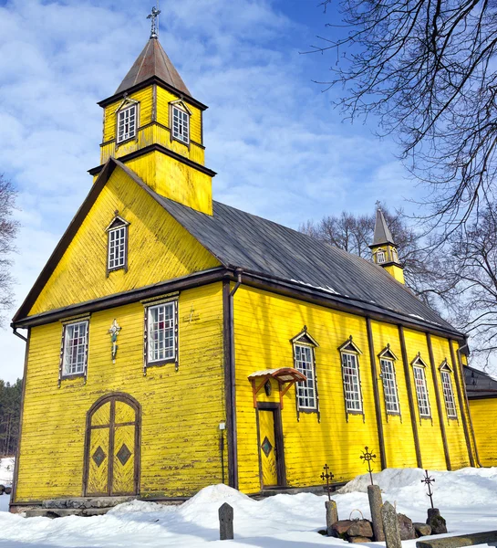 Silenai staré dřevěné žluté kostel, oblast vilnius, Litva — Stock fotografie