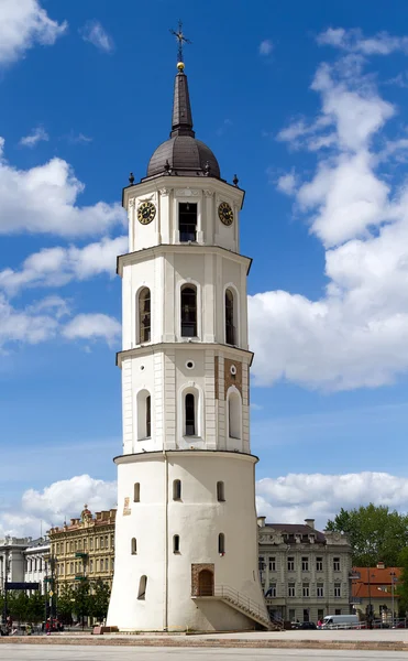 Campanario de la Catedral de Vilna en un hermoso día de verano — Foto de Stock