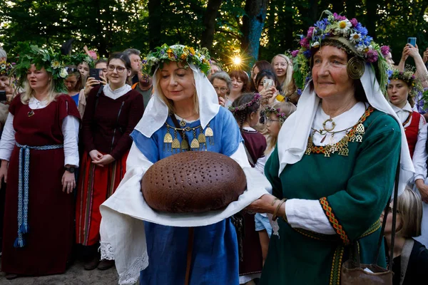 Vilnius Litauen Juni 2022 Mittsommerfest Jonins Oder Johannistag Frauen Litauischen lizenzfreie Stockbilder