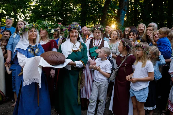 Γυναίκες Λιθουανικές Εθνικές Στολές Εκτελούν Τελετουργίες Φρεσκοψημένο Ψωμί Σίκαλης Κατά Φωτογραφία Αρχείου