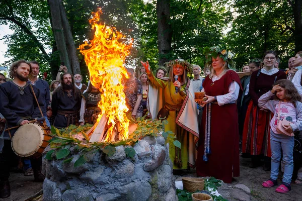 Vilnius Litauen Juni 2022 Mittsommerfest Jonins Oder Johannistag Frauen Litauischen lizenzfreie Stockfotos