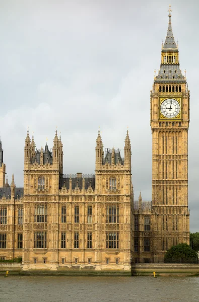 Elizabeth torony ad otthont a londoni Parlament, Big ben. — Stock Fotó