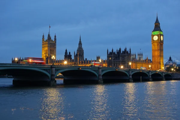 Westminster bridge och husen av parlamentet i skymningen. — Stockfoto