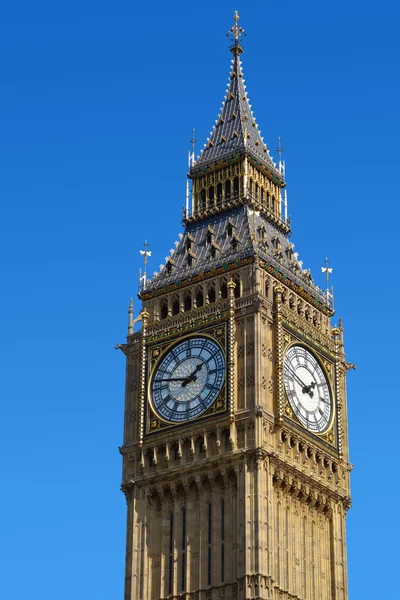 De Big ben westminster klokkentoren in Londen met een blauwe hemel. — Stockfoto