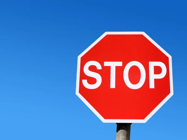 Rode stop verkeersbord en blauwe hemel. — Stockfoto