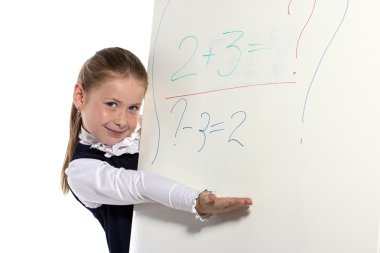 gemide bir şey gösteren okul kız