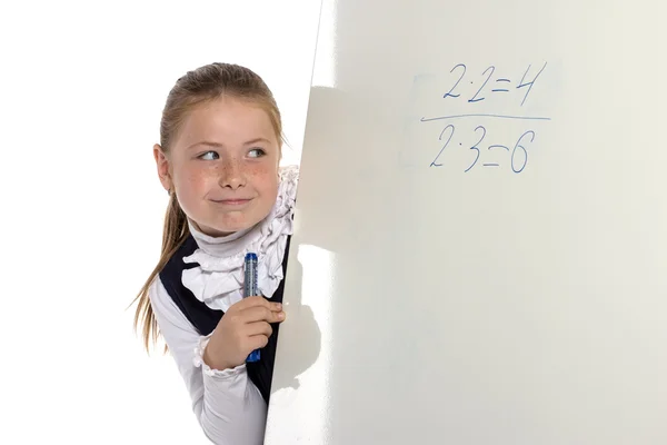 Escola menina olhando para bordo — Fotografia de Stock