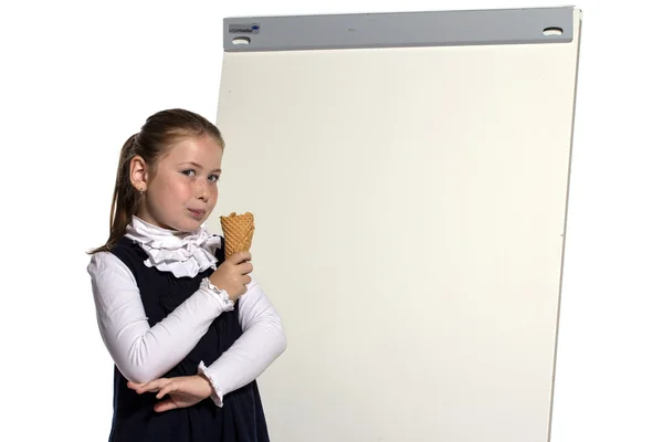 Chica de la escuela con helado —  Fotos de Stock