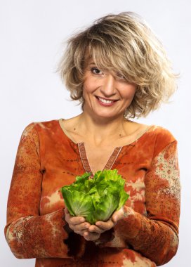 yeşil lahana ile güzel bir kadın