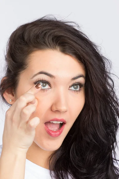 Mujer joven con lente de contacto — Foto de Stock