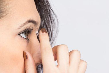 Kontak lensli genç kadın