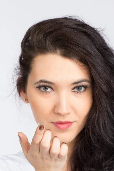 Mladá žena s kontaktní čočkou — Stock fotografie