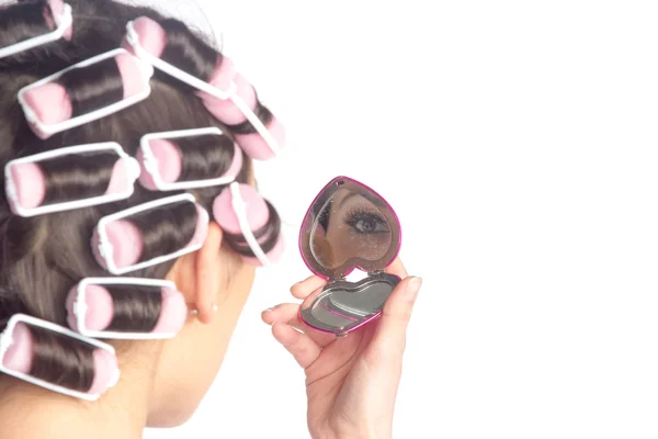 Menina engraçada com encrespadores de cabelo na cabeça — Fotografia de Stock